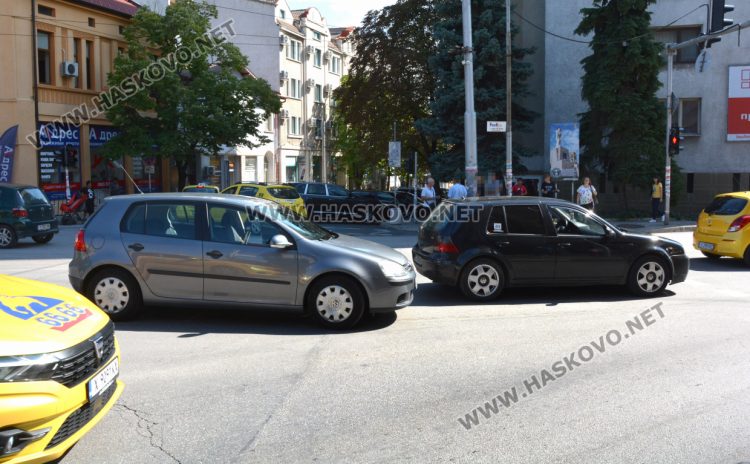 Пешеходци с количка предизвикаха катастрофа на бул. „Раковски“