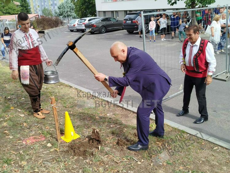 Първа копка по древен обичай бе направена за новата пристройка в „Славейков“ 