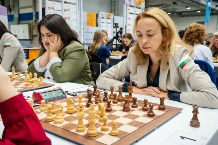 Гросмайстор Антоанета Стефанова и женски гросмайстор Виктория Радева (вляво) анализират ситуацията в партиите си на първа и втора дъска от мача срещу Египет във II кръг на шахматната олимпиада Сн. ФИДЕ