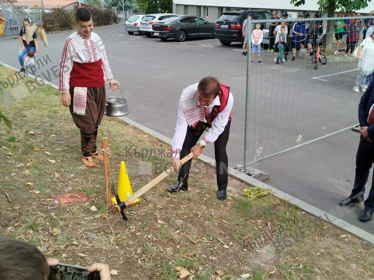 Първа копка по древен обичай бе направена за новата пристройка в „Славейков“ 