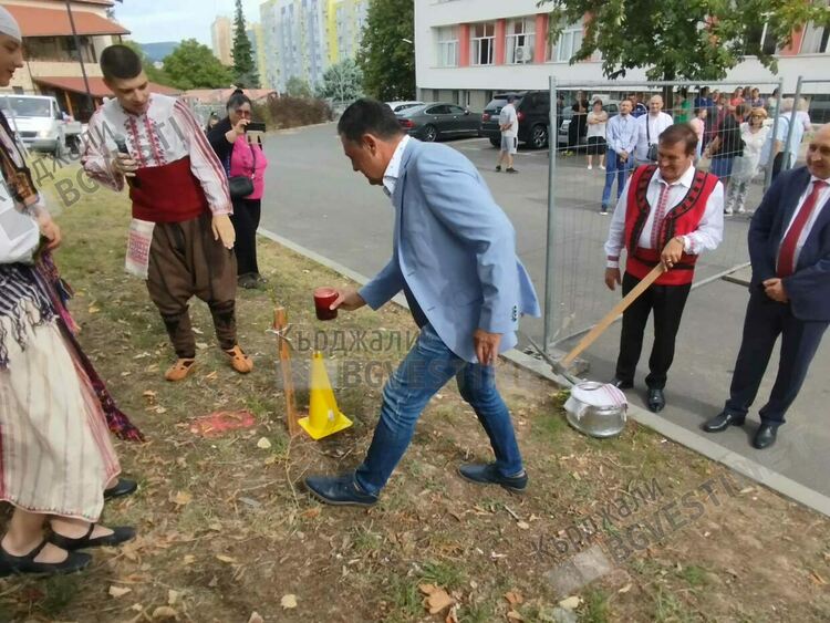 Първа копка по древен обичай бе направена за новата пристройка в „Славейков“ 