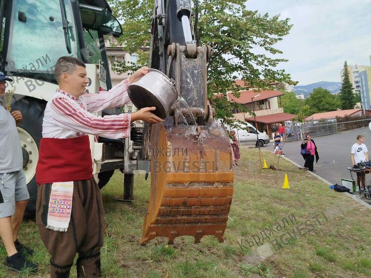 Първа копка по древен обичай бе направена за новата пристройка в „Славейков“ 