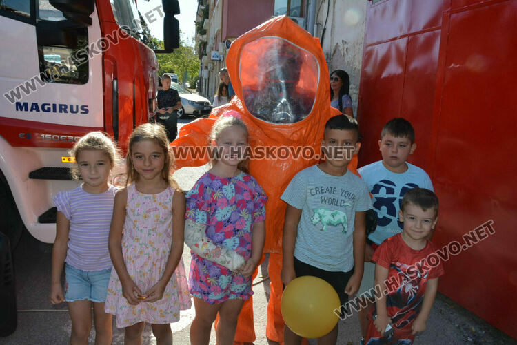 Забавления за деца на професионалния празник на пожарната