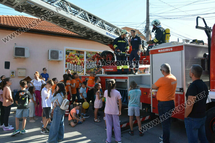 Забавления за деца на професионалния празник на пожарната