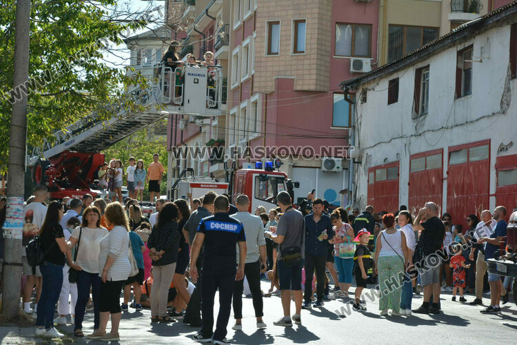 Забавления за деца на професионалния празник на пожарната