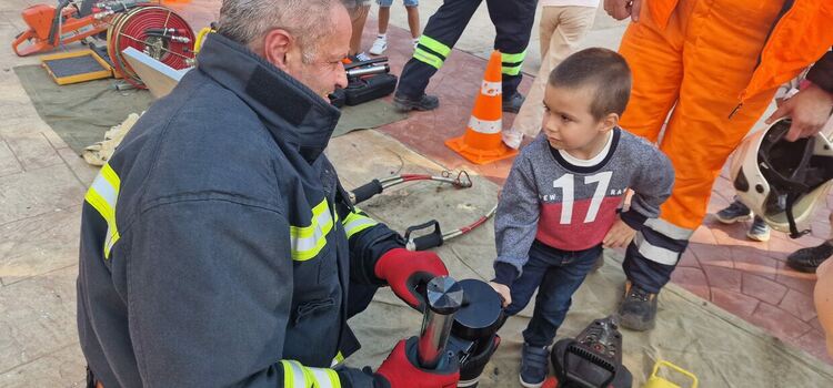 Впечатляваща демонстрация на професионални умения направиха смолянските пожарникари