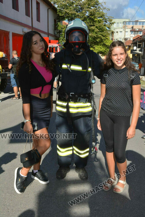 Забавления за деца на професионалния празник на пожарната