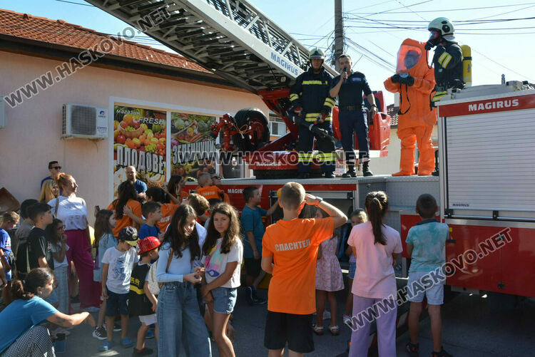 Забавления за деца на професионалния празник на пожарната