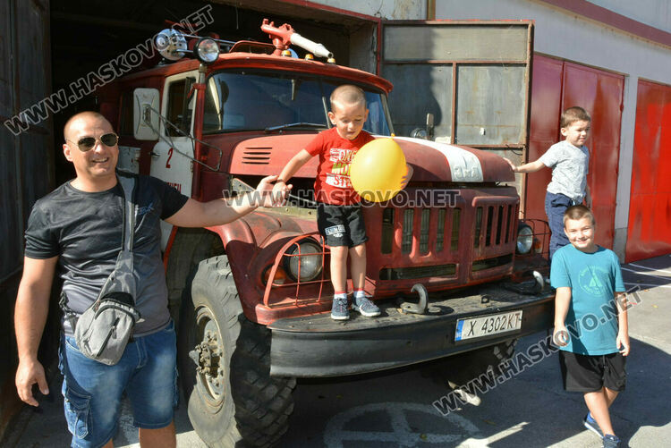 Забавления за деца на професионалния празник на пожарната
