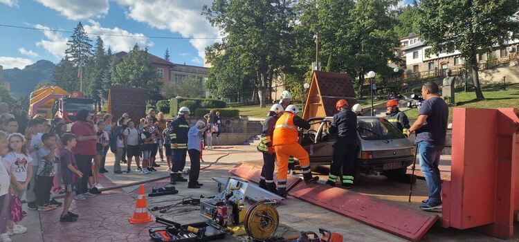 Впечатляваща демонстрация на професионални умения направиха смолянските пожарникари