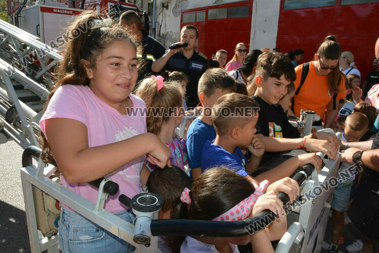 Забавления за деца на професионалния празник на пожарната