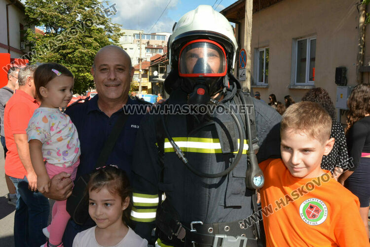 Забавления за деца на професионалния празник на пожарната