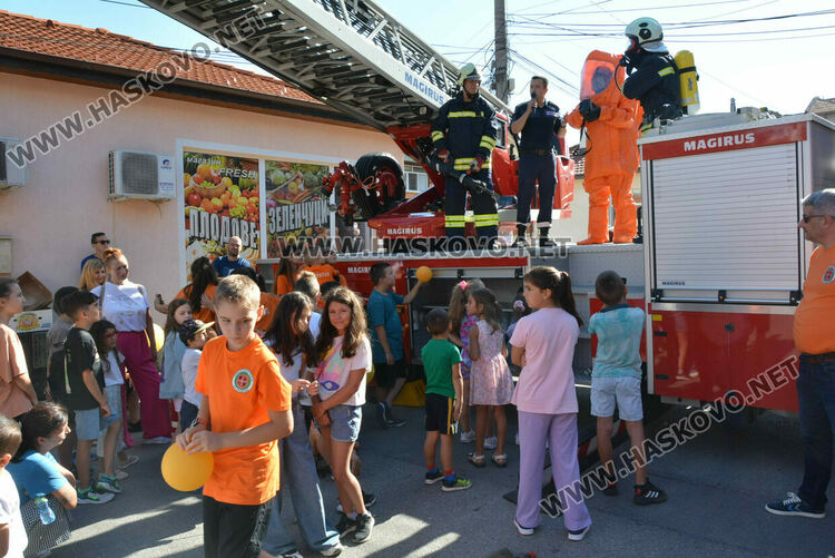 Забавления за деца на професионалния празник на пожарната