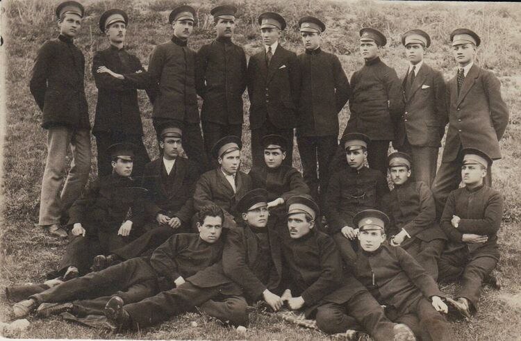 Наказвали ученичките в някогашно Хасково за грим, изкуствено къдрене и оскубани вежди