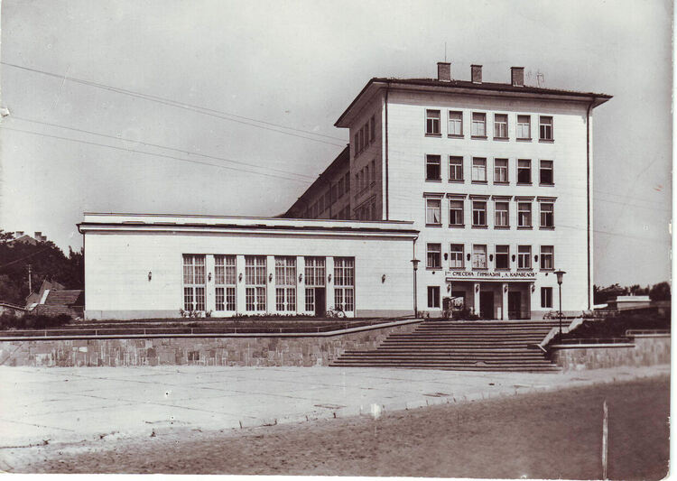 Наказвали ученичките в някогашно Хасково за грим, изкуствено къдрене и оскубани вежди