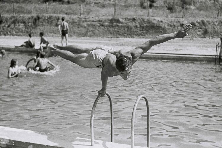 Наказвали ученичките в някогашно Хасково за грим, изкуствено къдрене и оскубани вежди