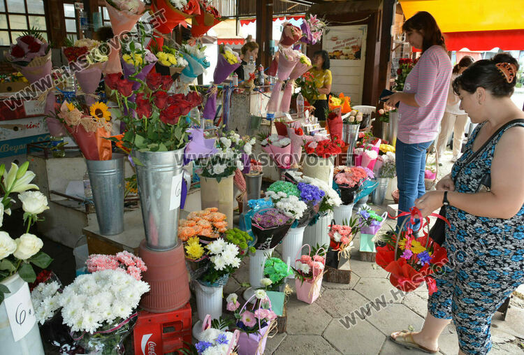 Оживление по пазарите и магазините за цветя за първия учебен ден в Хасково