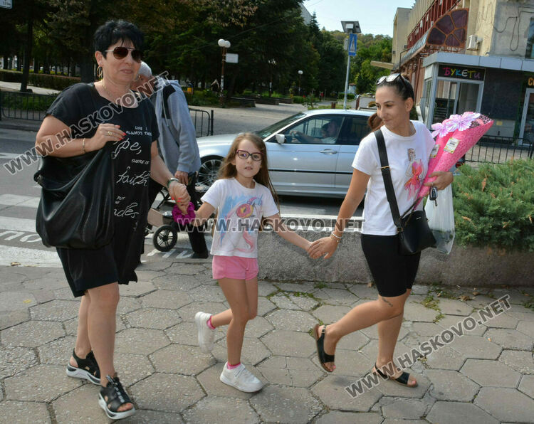 Оживление по пазарите и магазините за цветя за първия учебен ден в Хасково