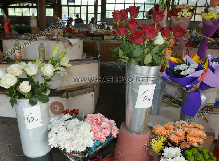 Оживление по пазарите и магазините за цветя за първия учебен ден в Хасково