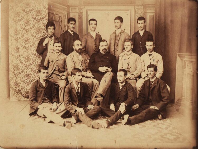 Наказвали ученичките в някогашно Хасково за грим, изкуствено къдрене и оскубани вежди