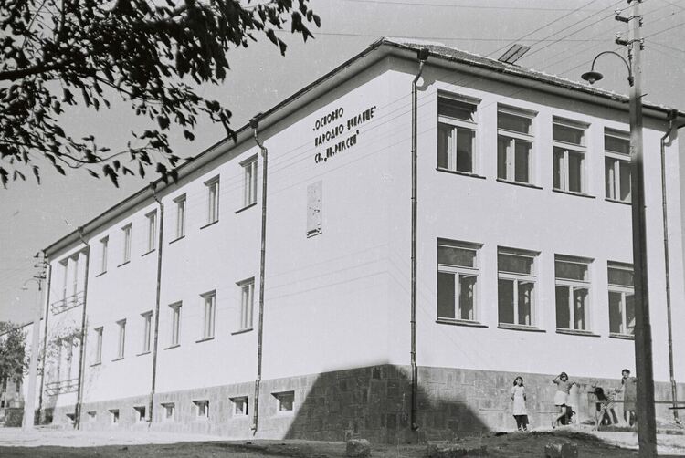 Наказвали ученичките в някогашно Хасково за грим, изкуствено къдрене и оскубани вежди