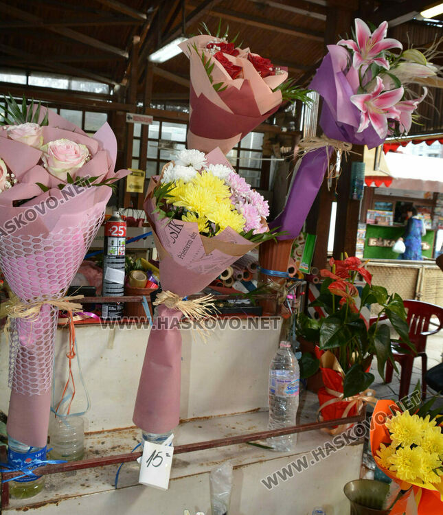 Оживление по пазарите и магазините за цветя за първия учебен ден в Хасково