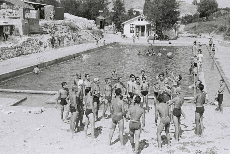 Наказвали ученичките в някогашно Хасково за грим, изкуствено къдрене и оскубани вежди