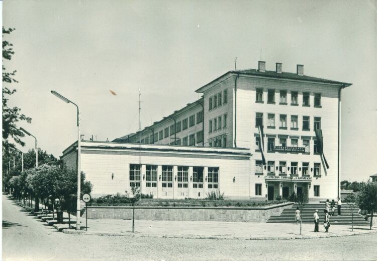 Наказвали ученичките в някогашно Хасково за грим, изкуствено къдрене и оскубани вежди