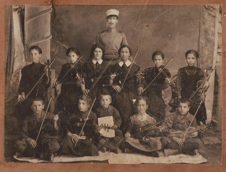 Наказвали ученичките в някогашно Хасково за грим, изкуствено къдрене и оскубани вежди