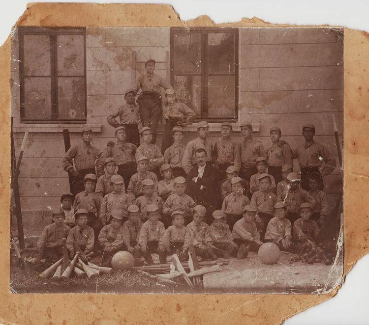 Наказвали ученичките в някогашно Хасково за грим, изкуствено къдрене и оскубани вежди