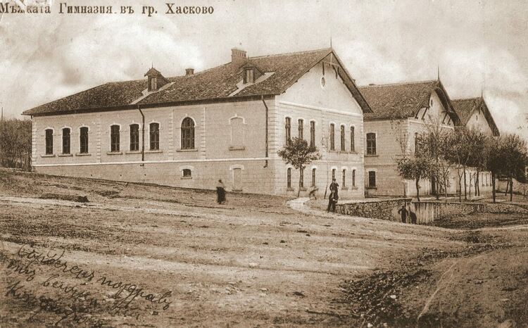 Наказвали ученичките в някогашно Хасково за грим, изкуствено къдрене и оскубани вежди