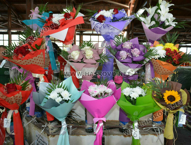 Оживление по пазарите и магазините за цветя за първия учебен ден в Хасково