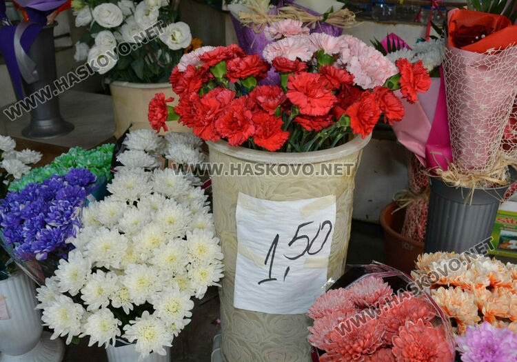 Оживление по пазарите и магазините за цветя за първия учебен ден в Хасково