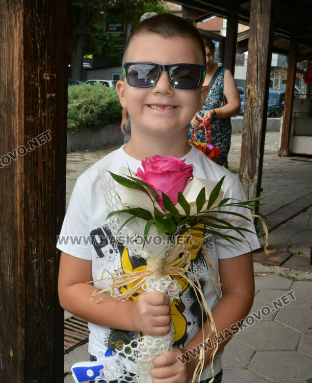 Оживление по пазарите и магазините за цветя за първия учебен ден в Хасково
