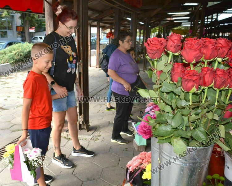 Оживление по пазарите и магазините за цветя за първия учебен ден в Хасково