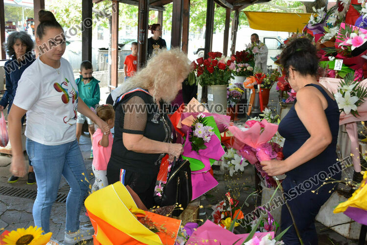 Оживление по пазарите и магазините за цветя за първия учебен ден в Хасково