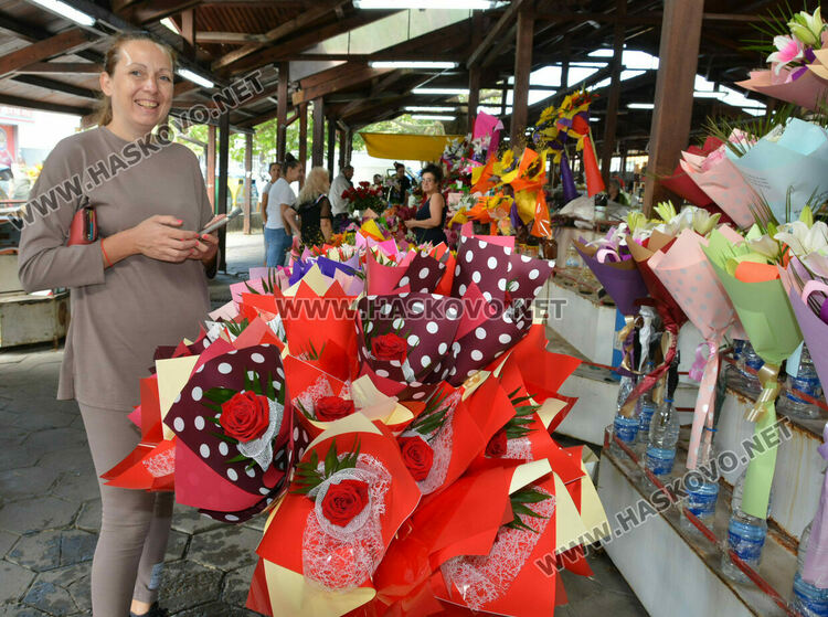 Оживление по пазарите и магазините за цветя за първия учебен ден в Хасково