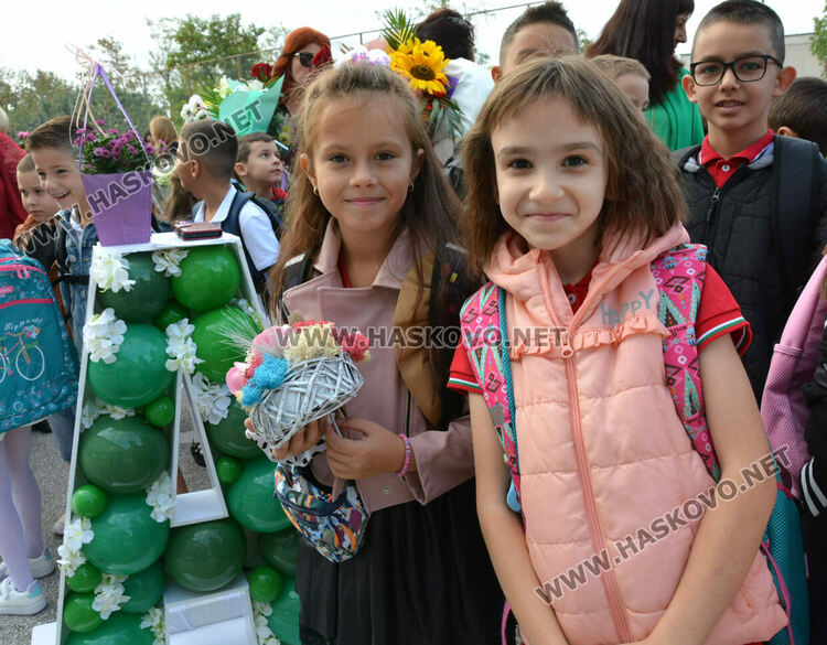 Тържествено откриха учебната година в СУ „Васил Левски“ в Хасково