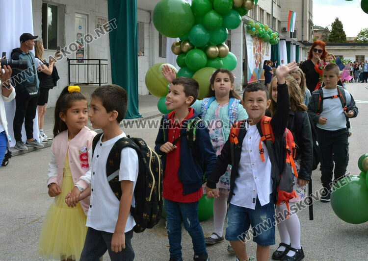 Тържествено откриха учебната година в СУ „Васил Левски“ в Хасково