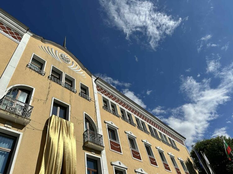 Символична златна панделка с кауза на фасадата на Община Хасково 