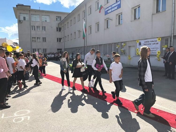 ЧЕСТИТ ПЪРВИ УЧЕБЕН ДЕН!