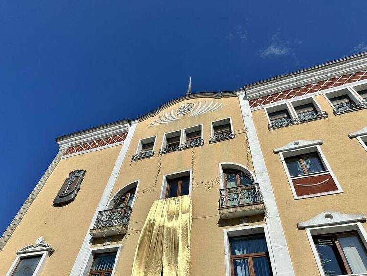 Символична златна панделка с кауза на фасадата на Община Хасково 