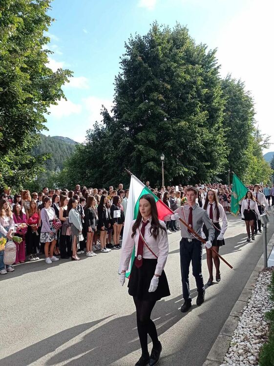 ЧЕСТИТ ПЪРВИ УЧЕБЕН ДЕН!