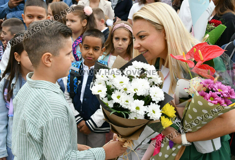 98 първокласници прекрачиха прага на ОУ „Христо Смирненски“ в Хасково