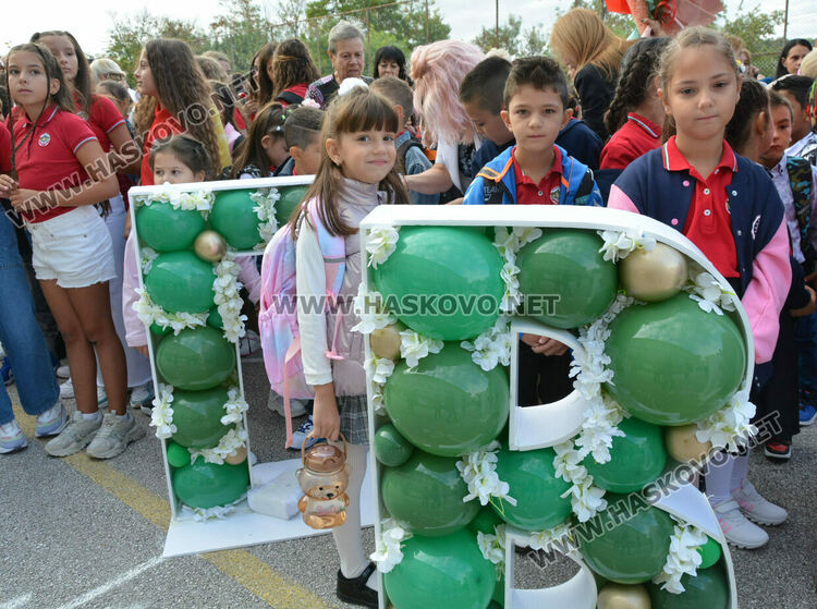 Тържествено откриха учебната година в СУ „Васил Левски“ в Хасково