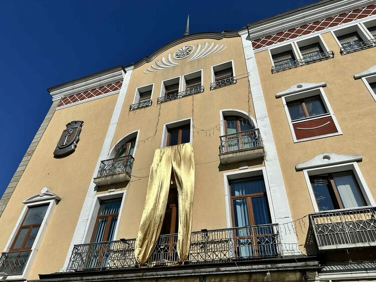 Символична златна панделка с кауза на фасадата на Община Хасково 