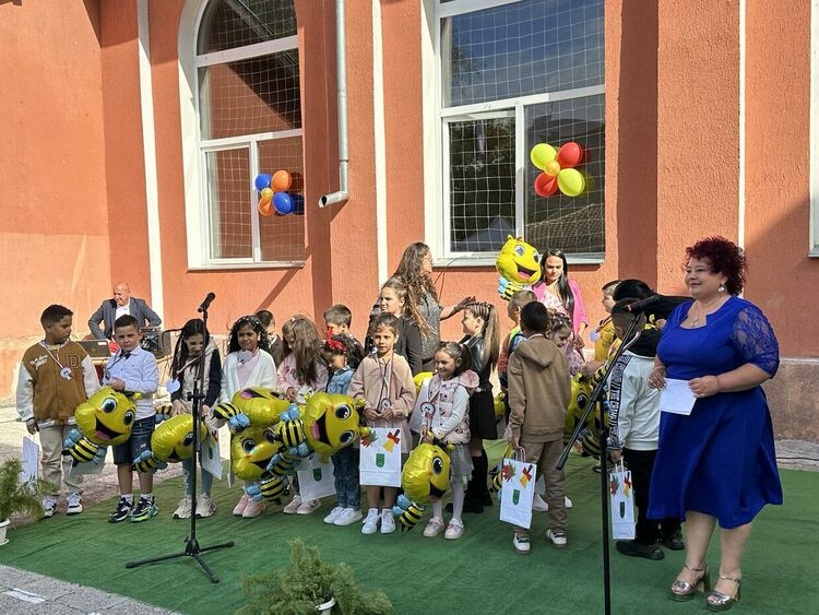 Училища и детски градини откриха учебната година