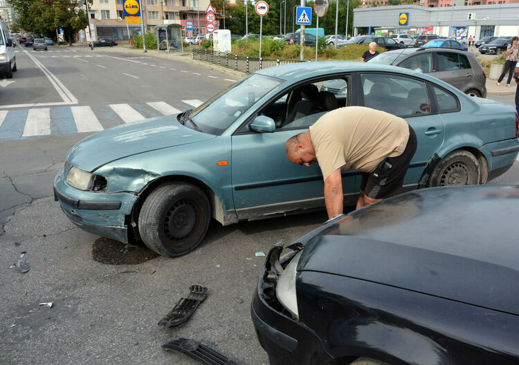 Разсеян шофьор не спря на стоп и удари кола с инвалиден стикер