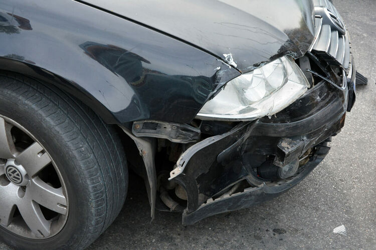 Разсеян шофьор не спря на стоп и удари кола с инвалиден стикер