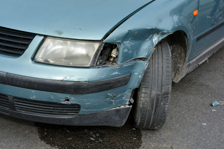 Разсеян шофьор не спря на стоп и удари кола с инвалиден стикер